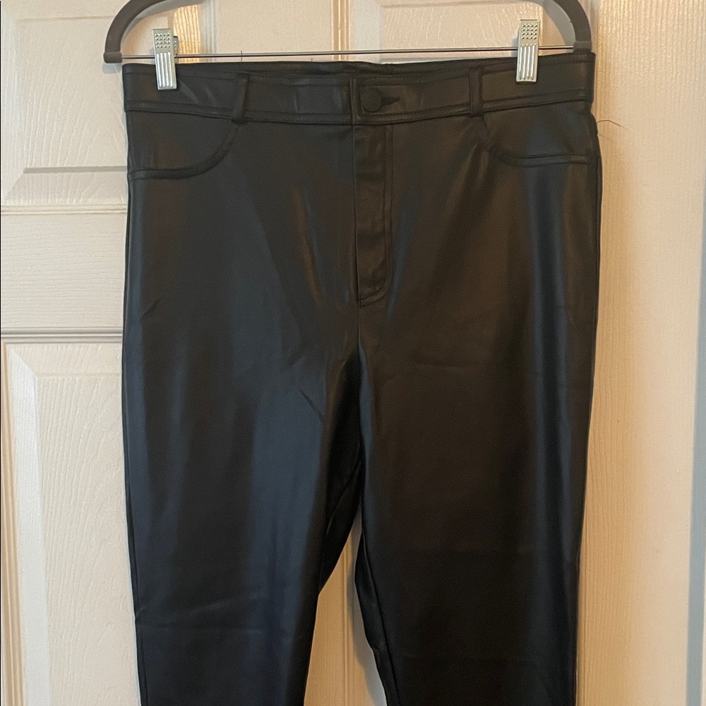 Women’s black faux leather pants Med